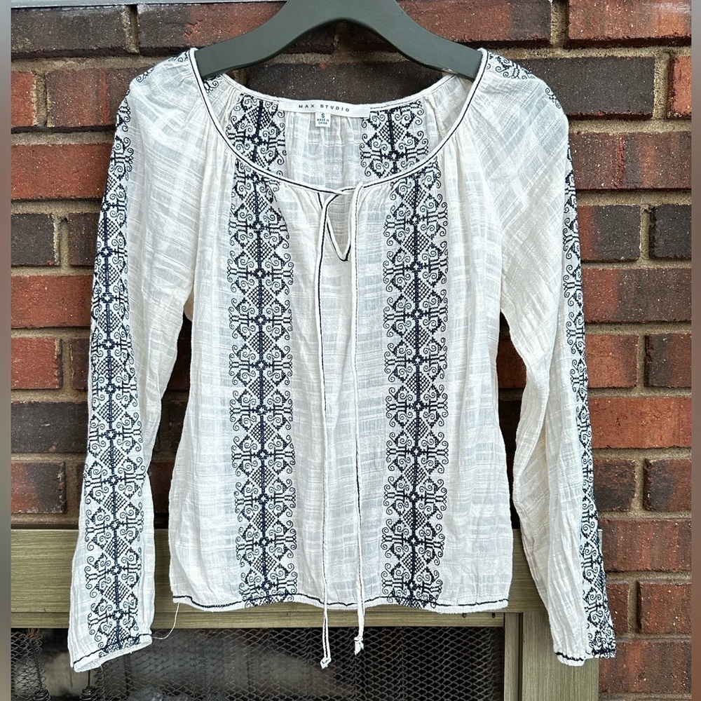 🛍️ Max Studio off-white and blue print blouse. Excellent condition.